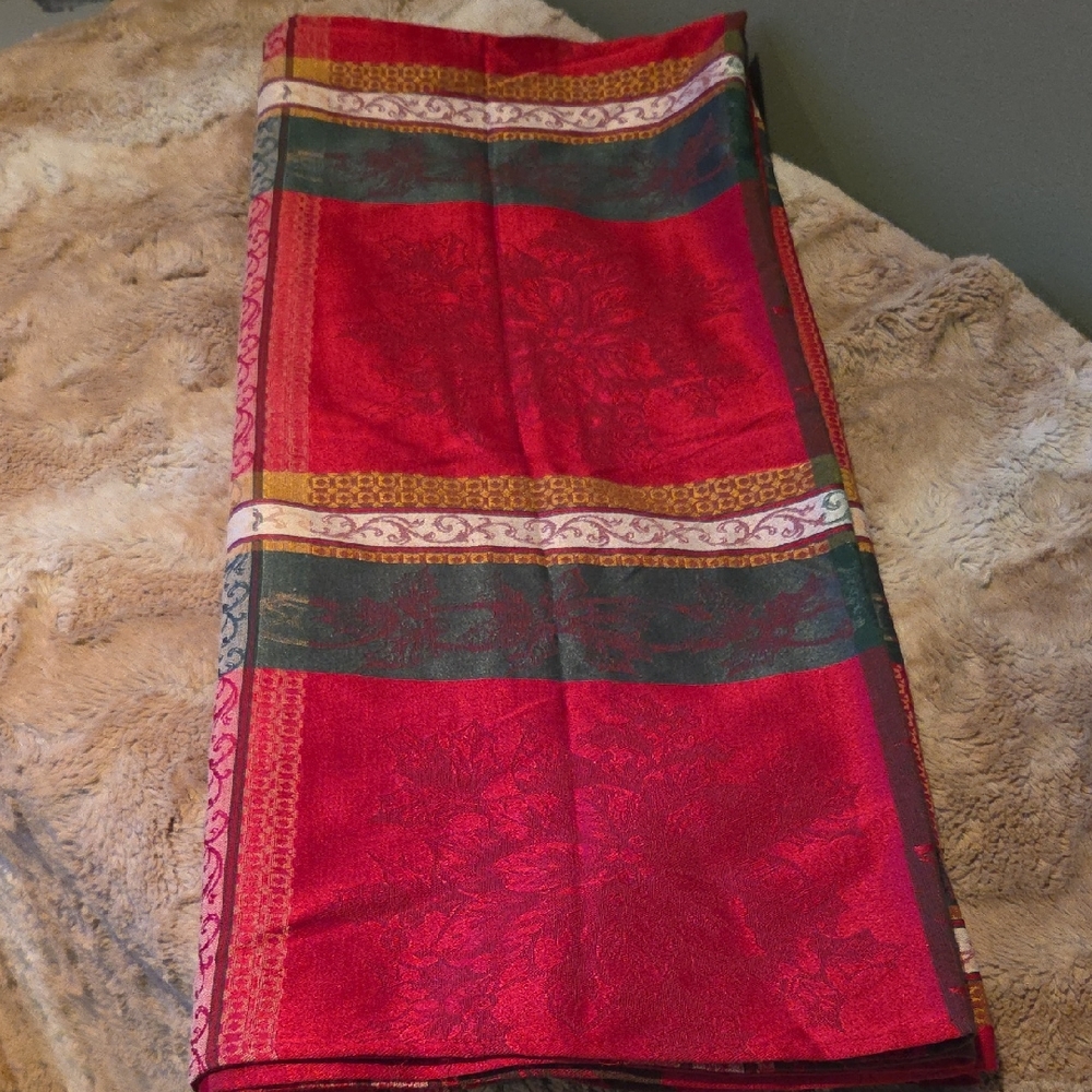 Red and Green Tablr CLOTH